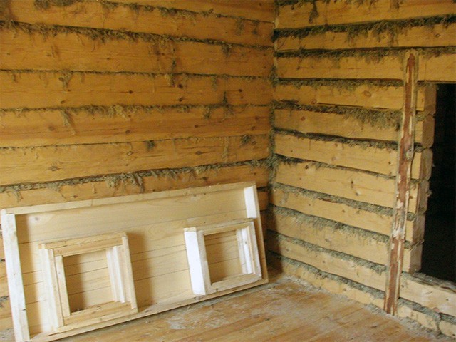 Конопатка сруба деревянного дома.