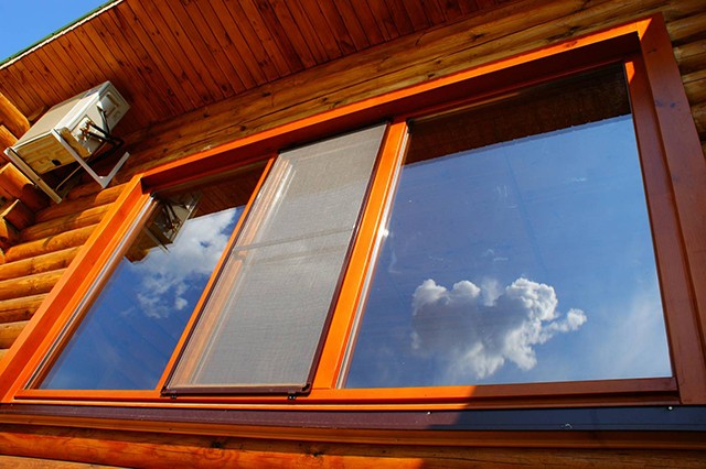 панорамные окна в доме из бревна