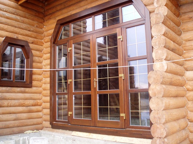 двери в деревянный дом 