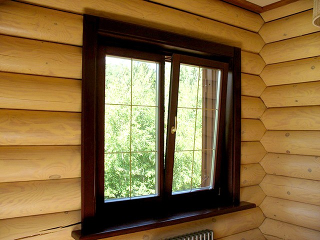 окно в деревянном доме 