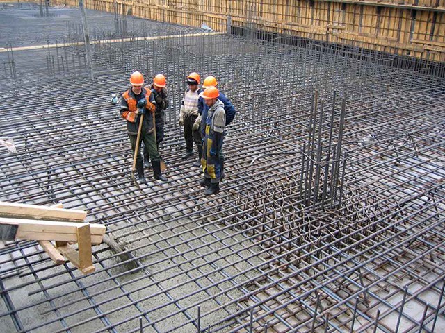 заливка бетона в фундамент 